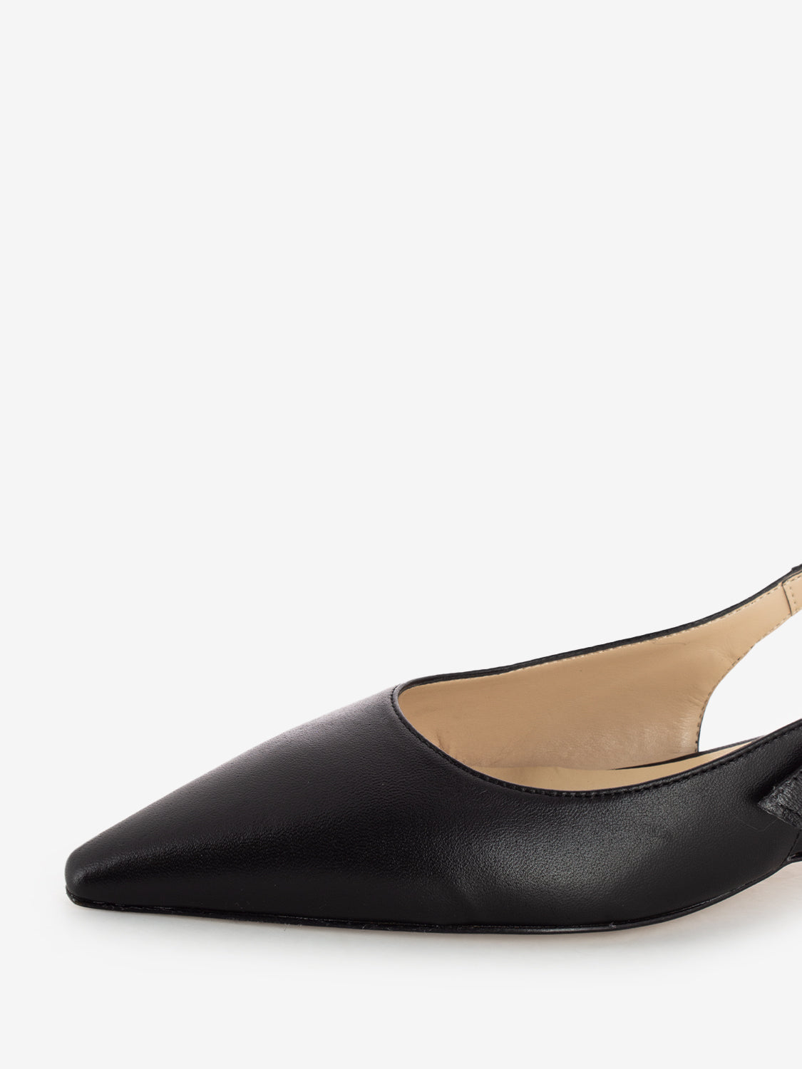 Slingback a punta con tacco basso nero