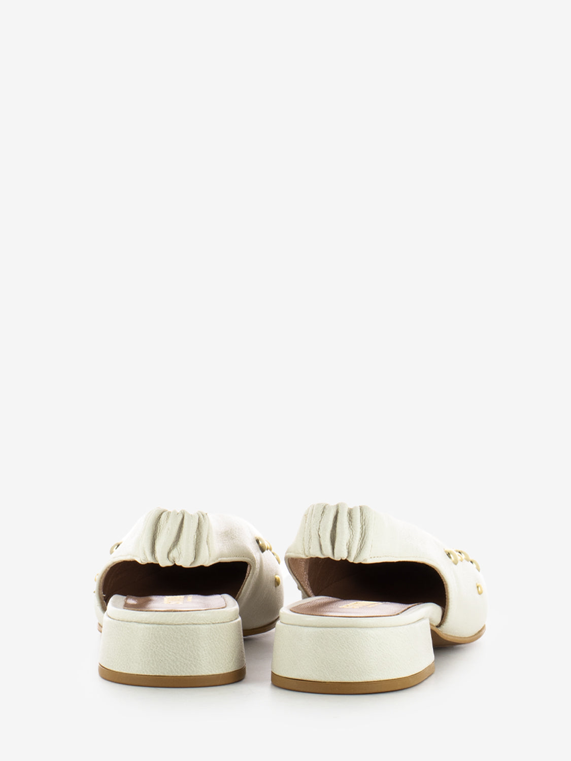 Slingback basse con borchie panna