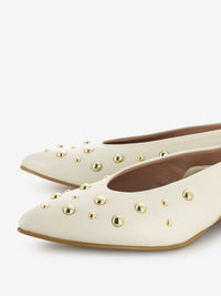 Slingback basse con borchie panna