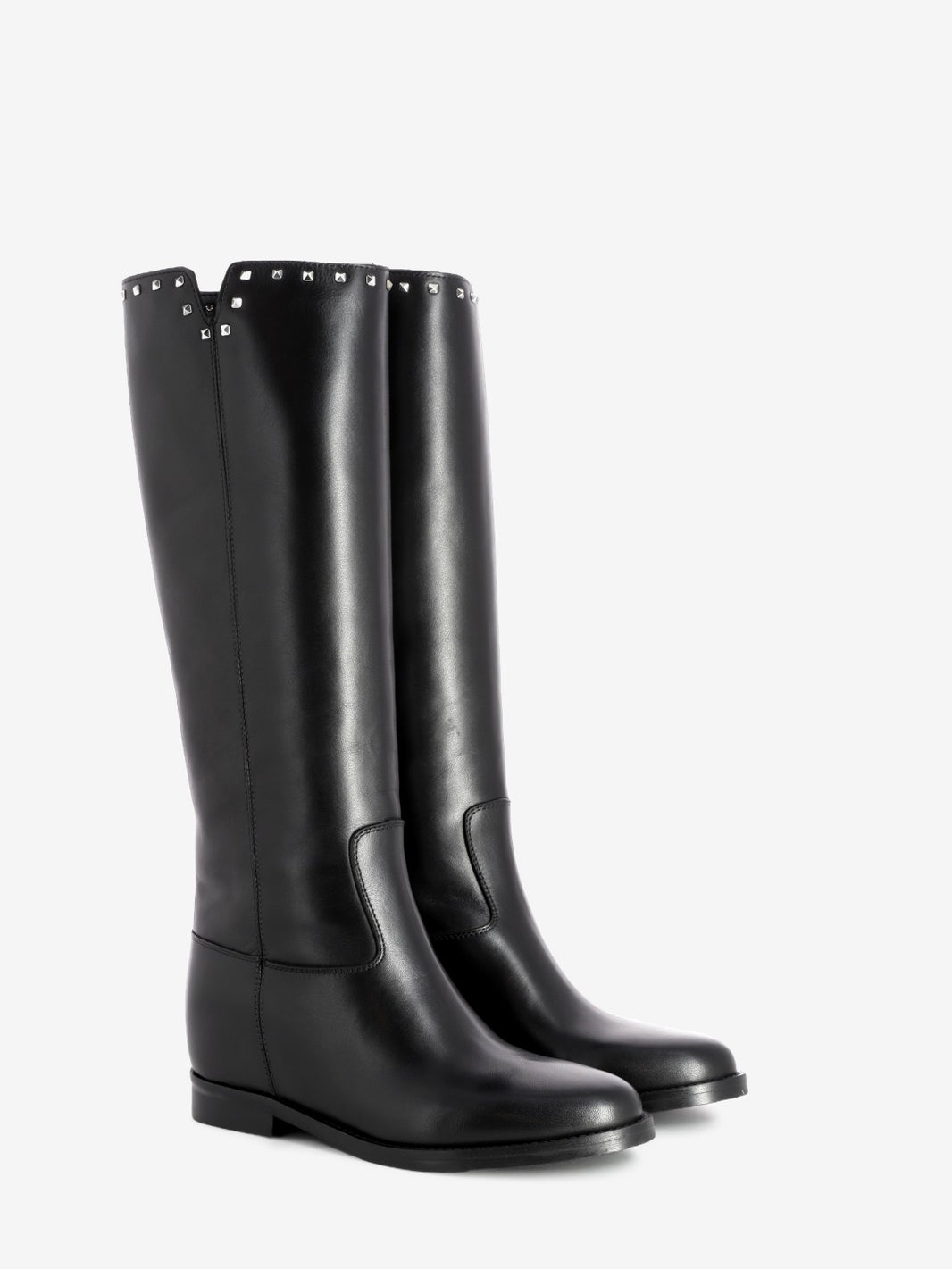 Stivali con zeppa interna e borchie neri