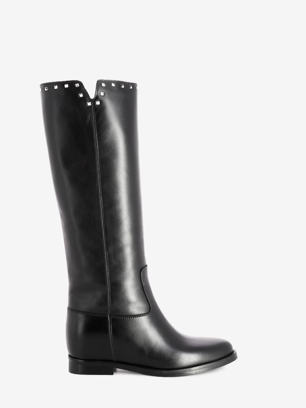 Stivali con zeppa interna e borchie neri