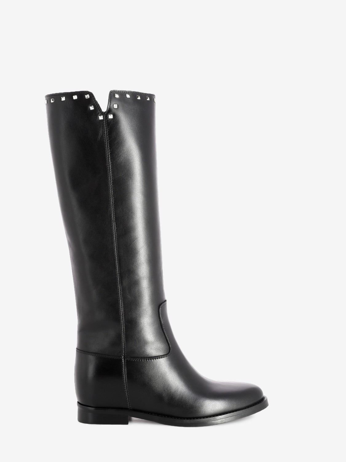 Stivali con zeppa interna e borchie neri