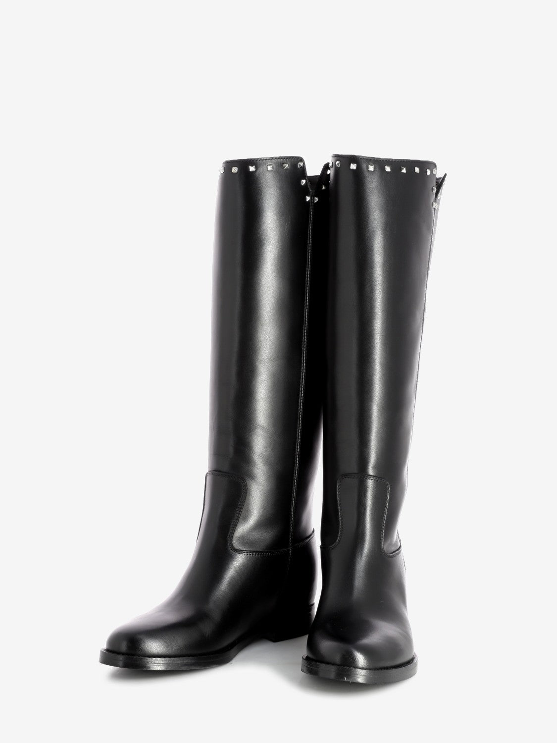 Stivali con zeppa interna e borchie neri