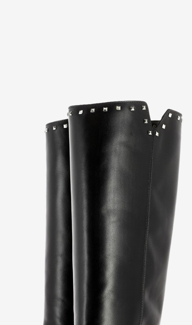 Stivali con zeppa interna e borchie neri