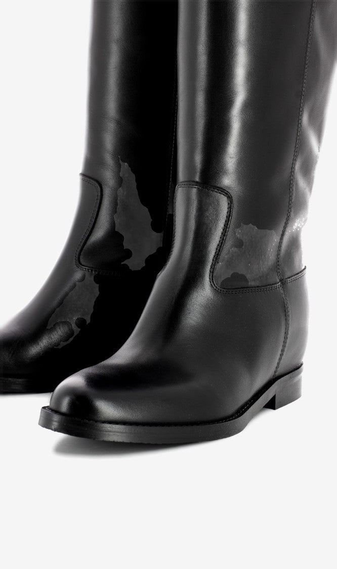 Stivali con zeppa interna e borchie neri