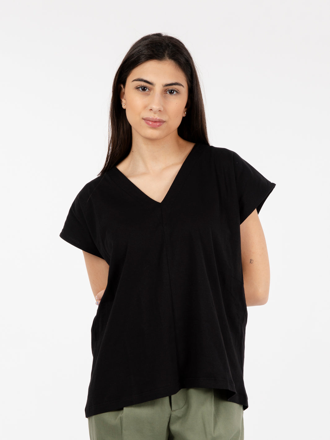 T-shirt con scollo a V nero