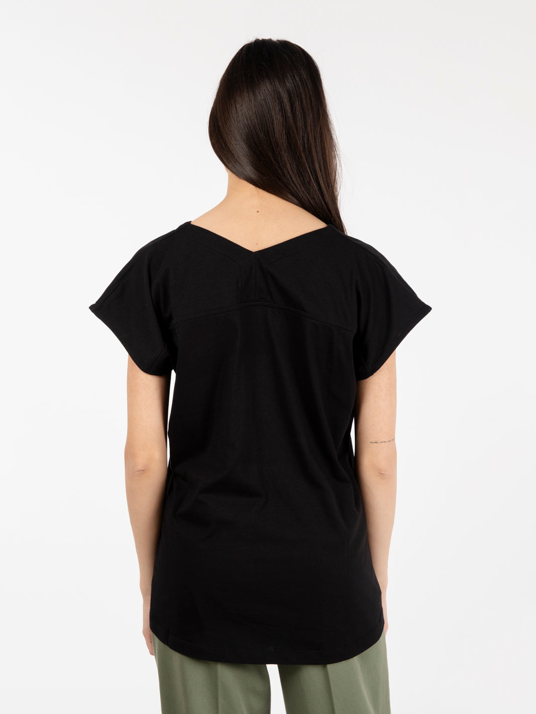 T-shirt con scollo a V nero