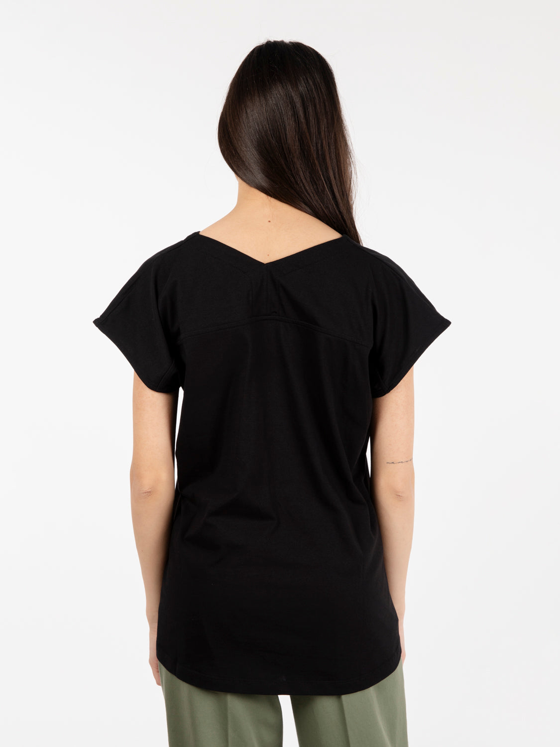 T-shirt con scollo a V nero