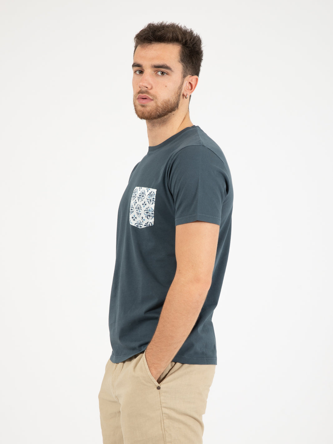 T-shirt taschino fantasia floreale indaco