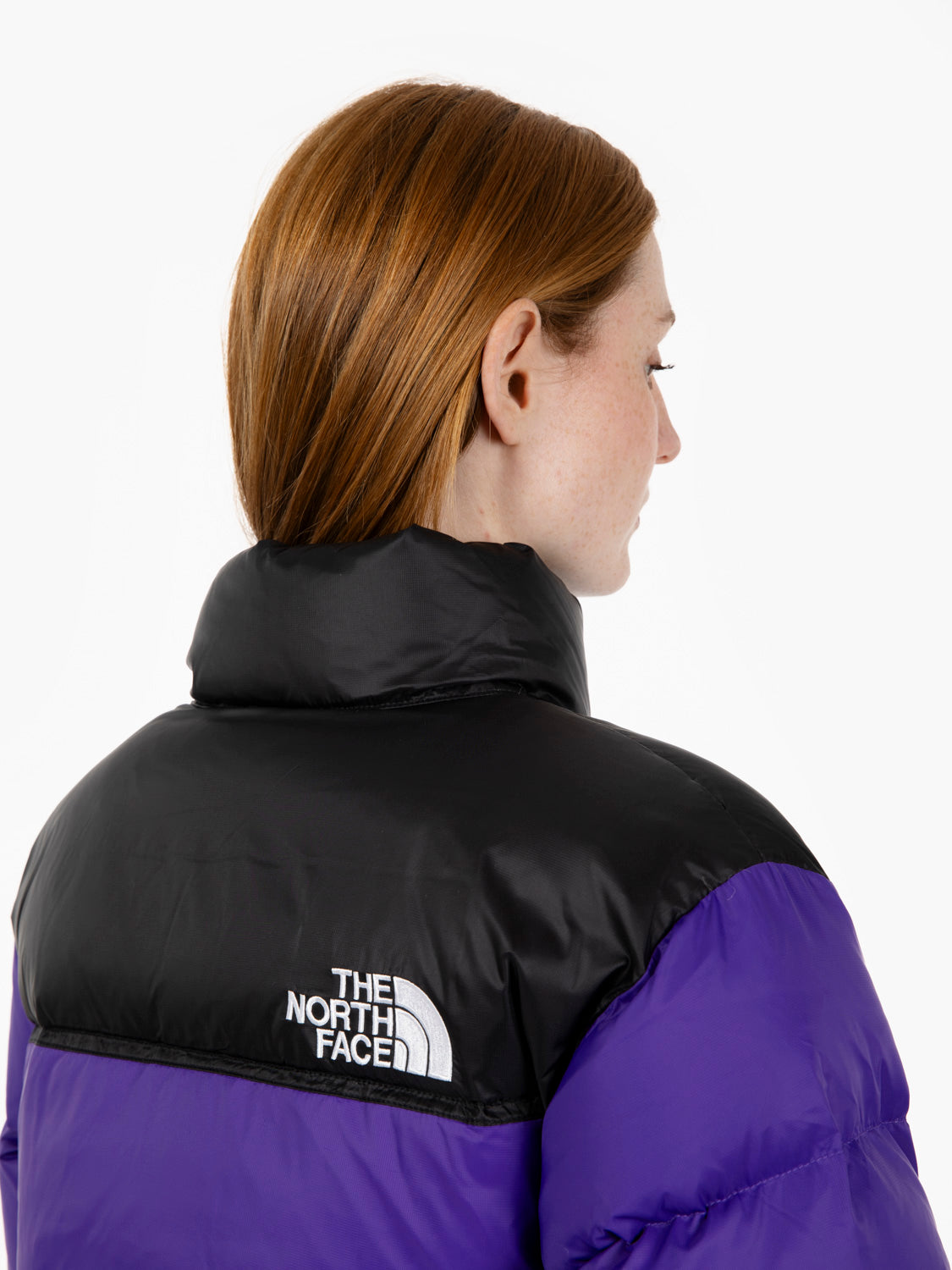 W Nuptse short jacket peak purple / tnf black