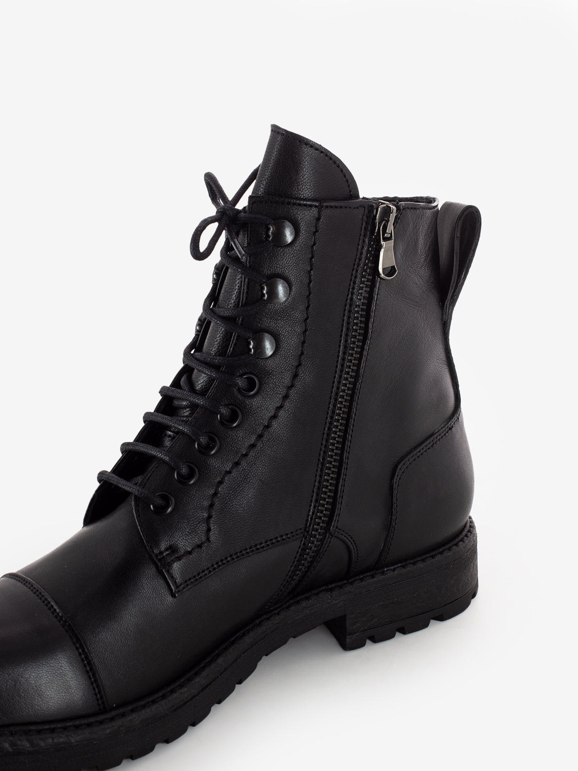 Anfibi in pelle con zip nero