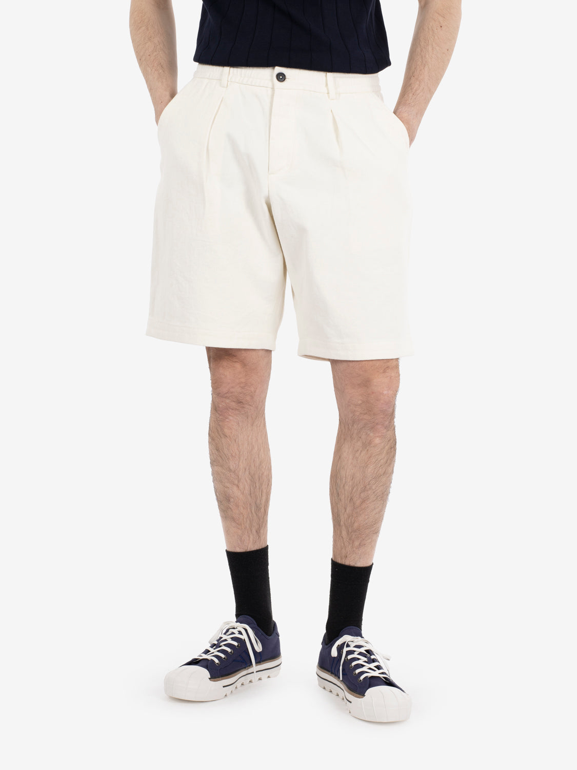 Pleated track short ecru