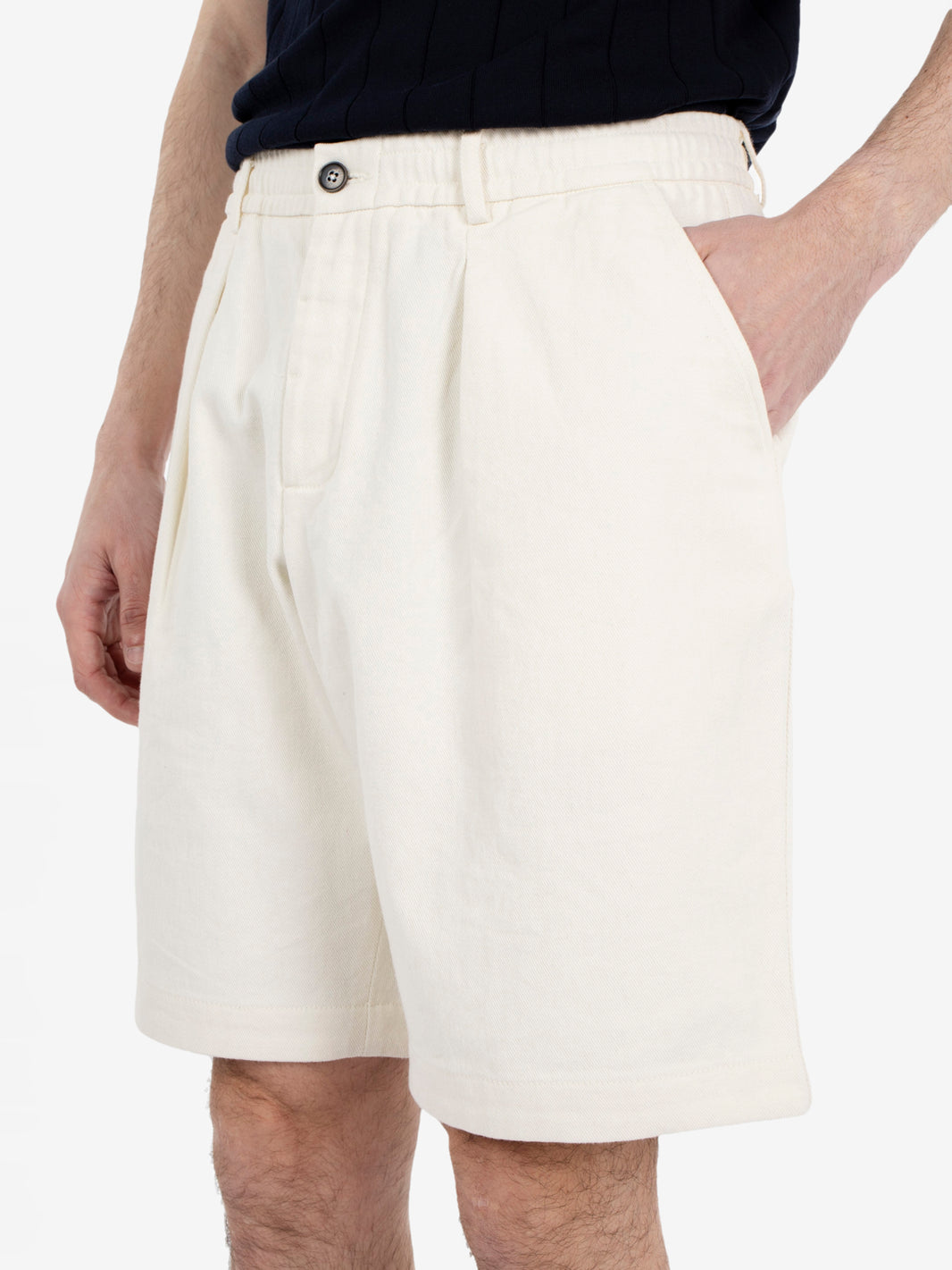Pleated track short ecru