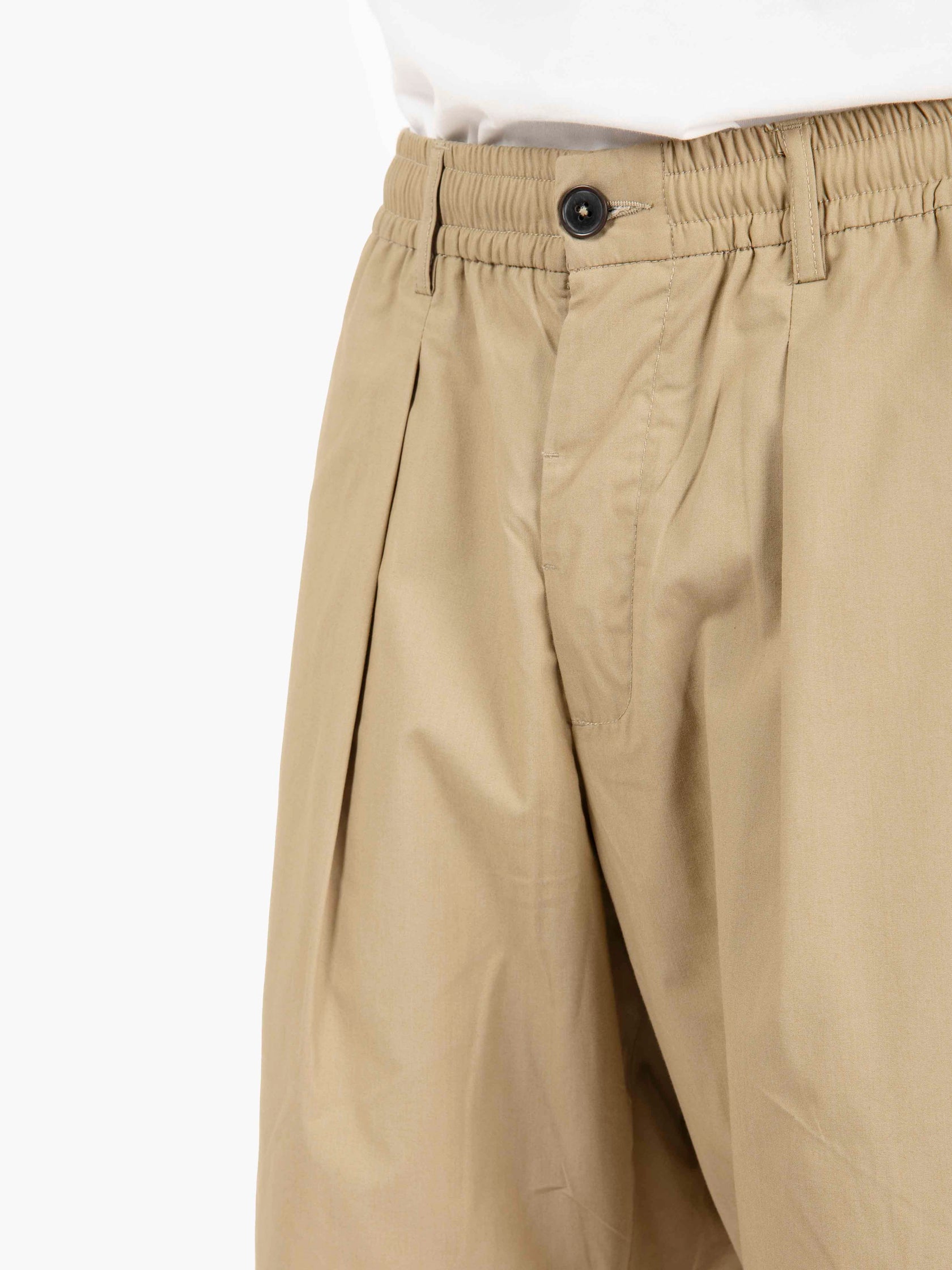 Pleated track short sand