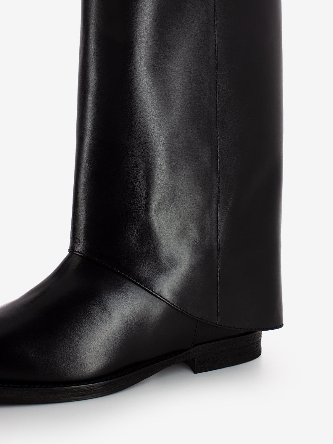 Stivali con risvolto e lucchetto nero