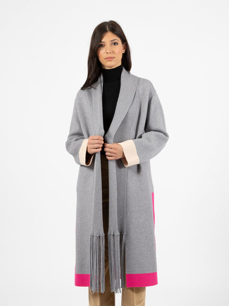Cappotto in maglia con frange grigio / fuxia