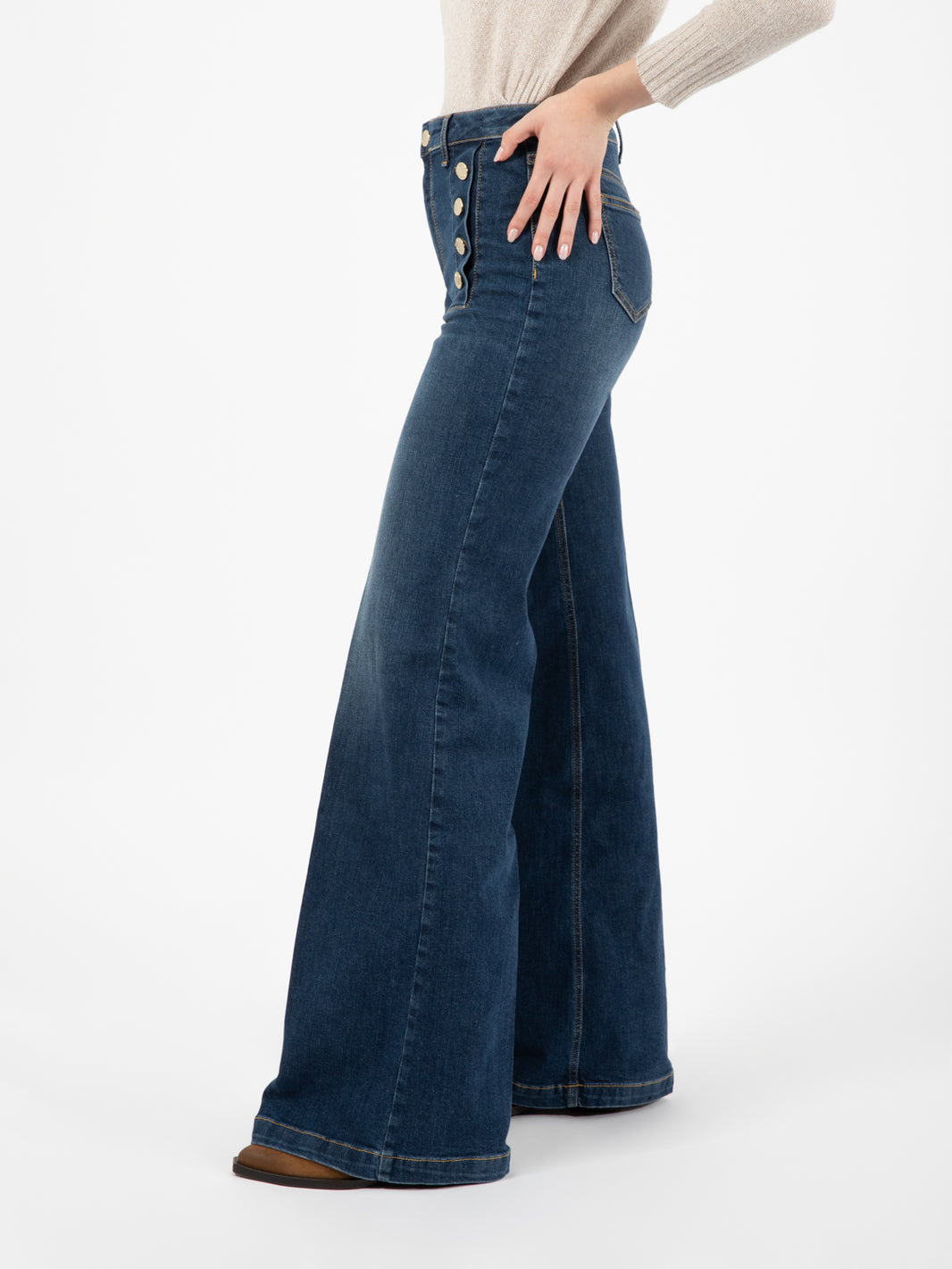 Palazzo jeans with blue buttons