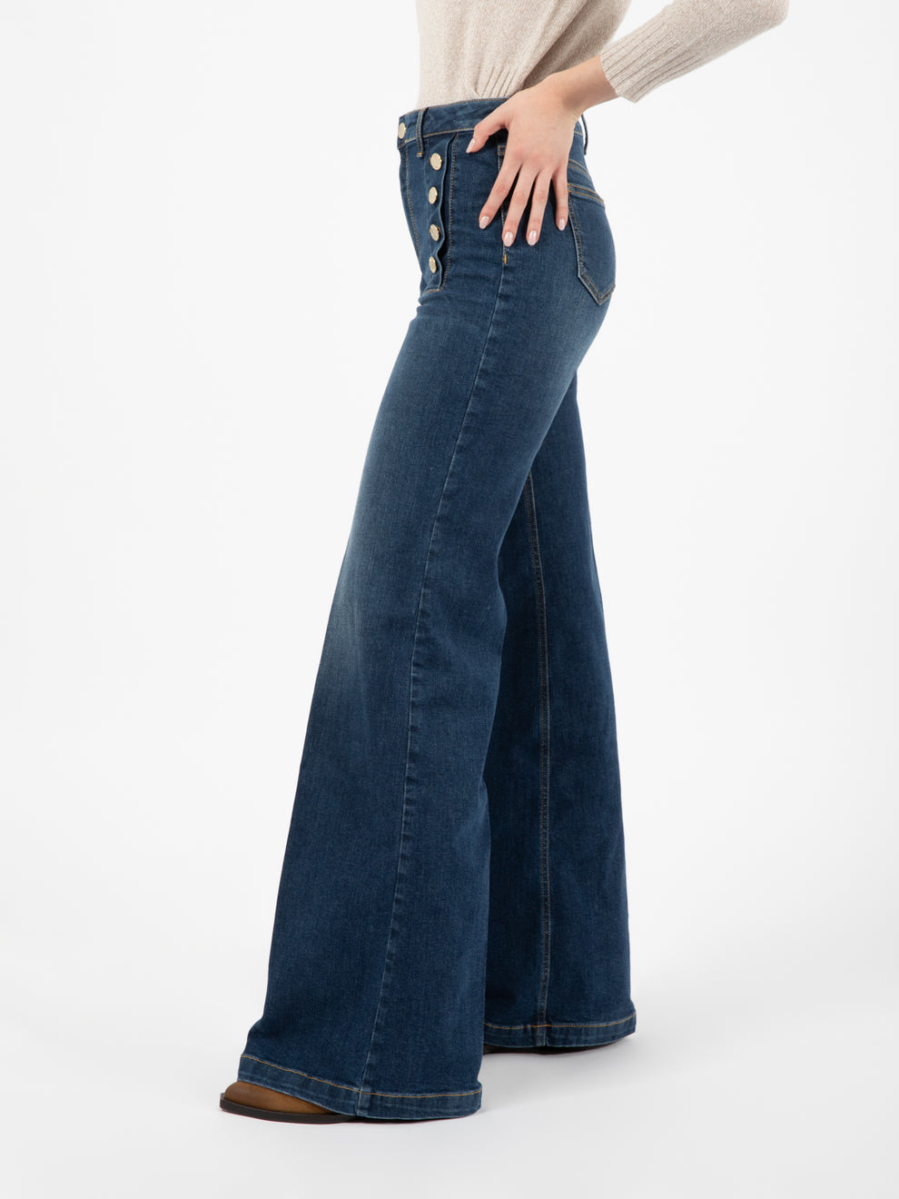 Palazzo jeans with blue buttons