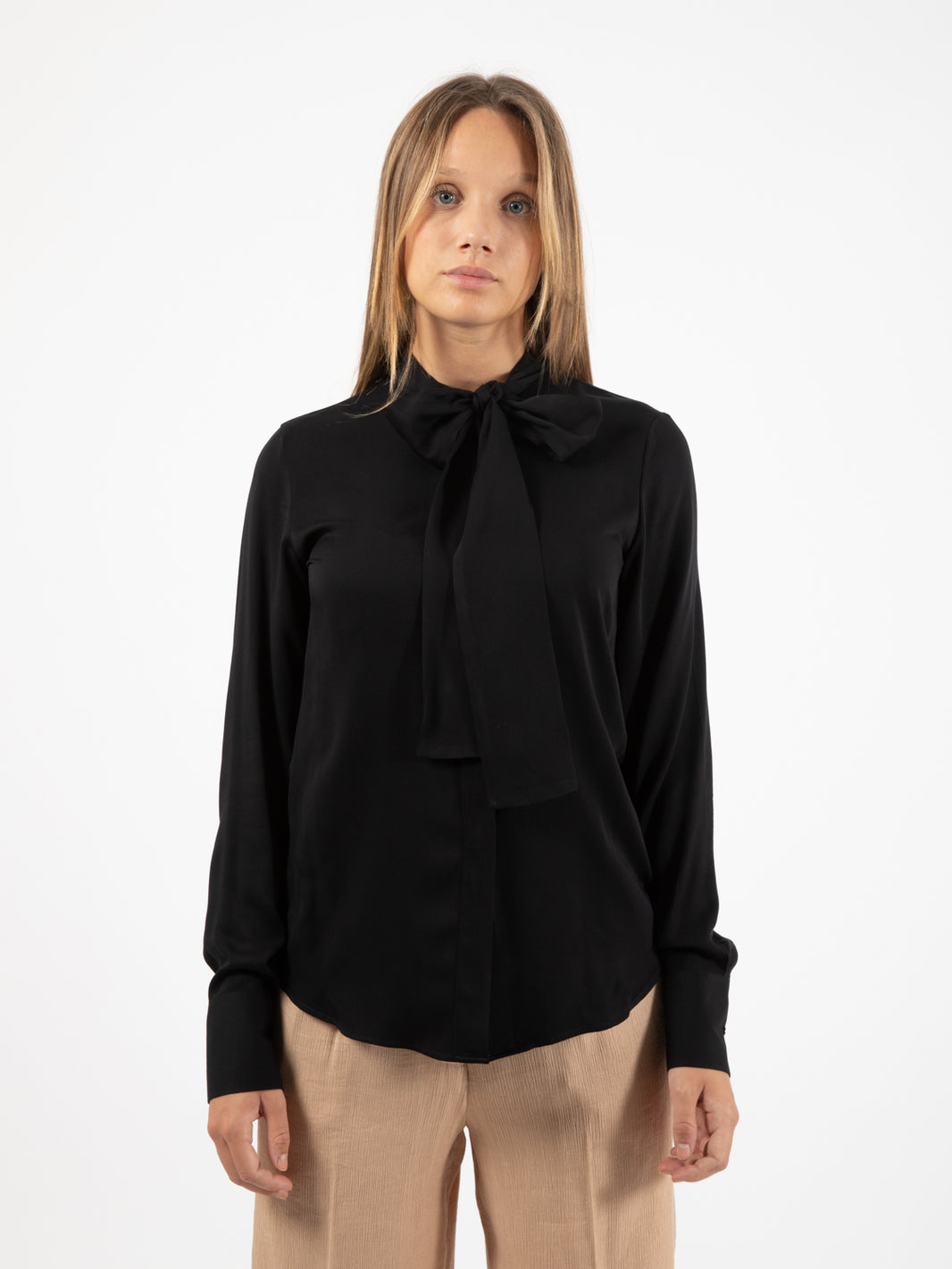 Camicia Pamela con fiocco nera