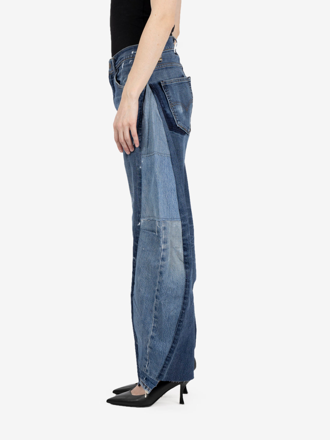 Medium-wash sprayed barrel jeans