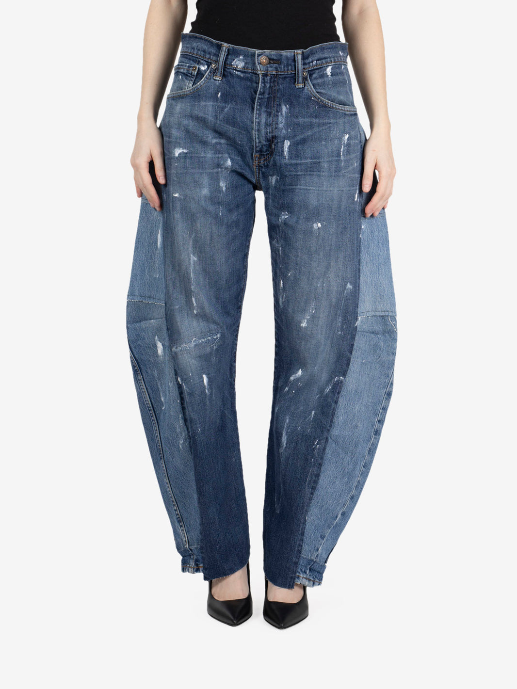 Medium-wash sprayed barrel jeans