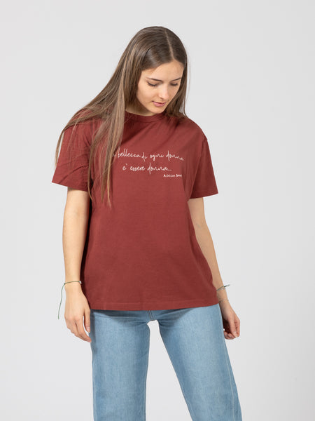 T-shirt over ruggine con scritta