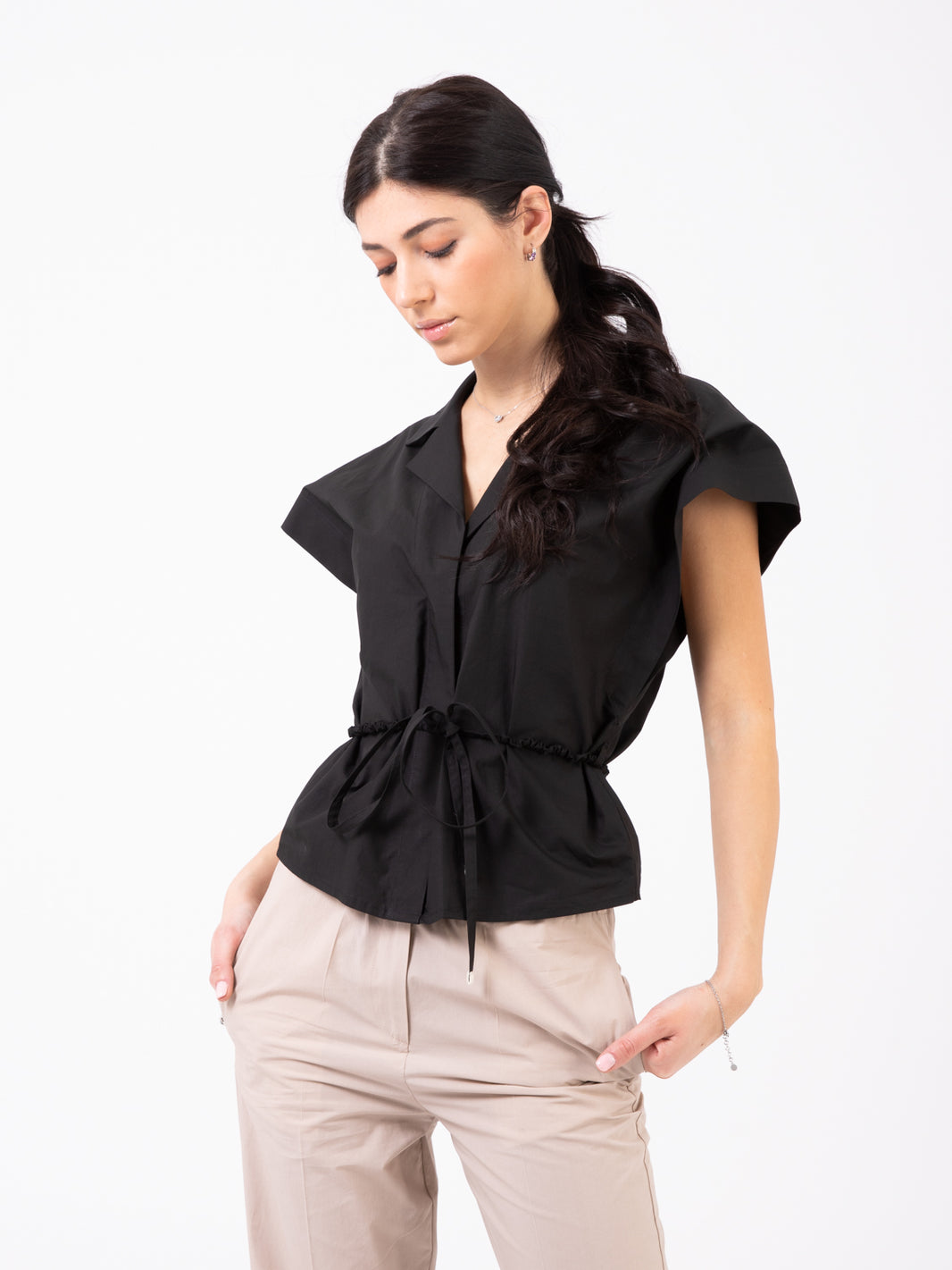 Blusa popeline con cintina nera