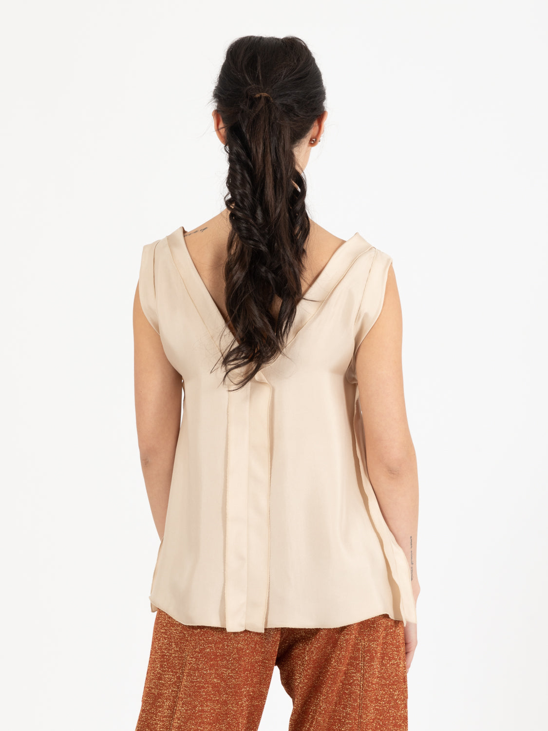 Top twill enzimato scollo V petalo