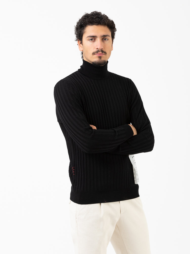 AMARANTO - Maglia nera in lana a coste