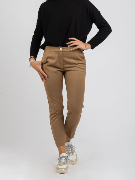 Pantaloni slim eleganti cammello