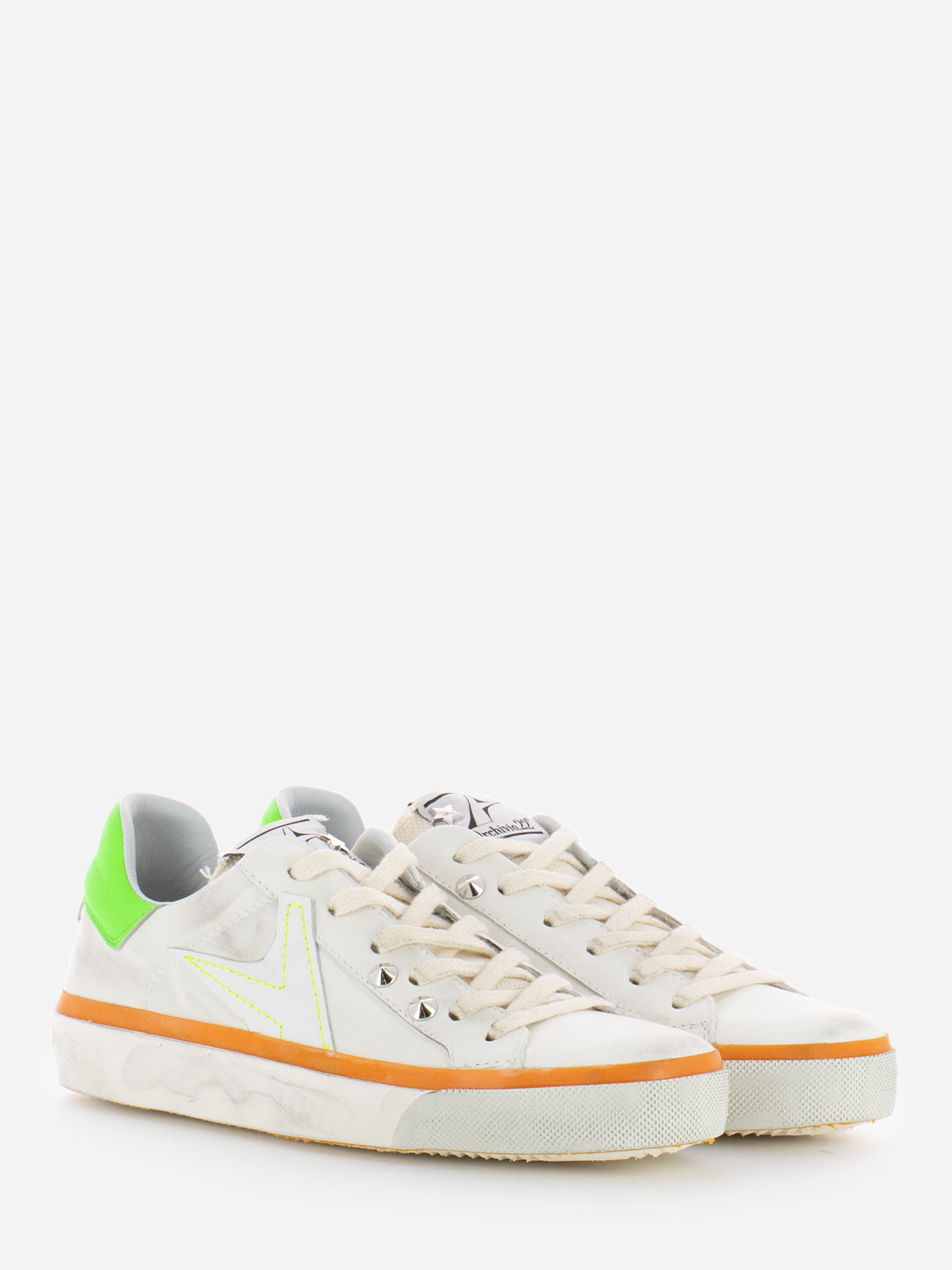 Student W #724 white / green