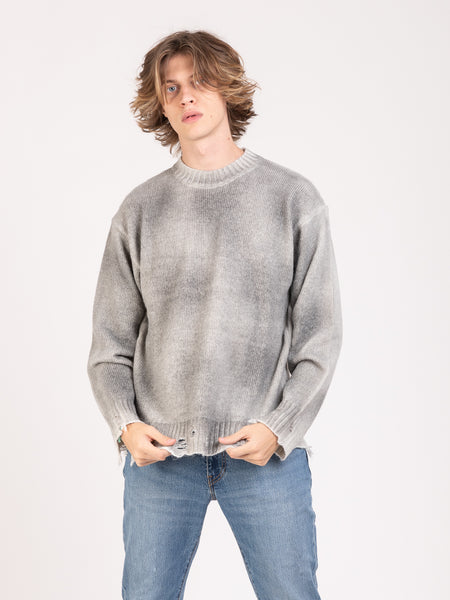 Maglione grigio effetto slavato con rotture