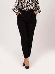 ELISABETTA FRANCHI - Pantalone nero con pinces e accessorio morsetto
