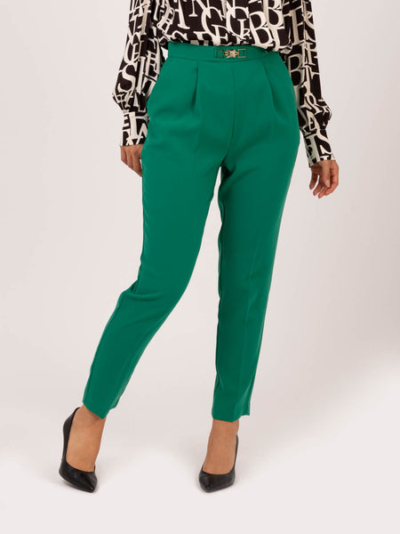 Pantalone smeraldo con pinces e accessorio morsetto