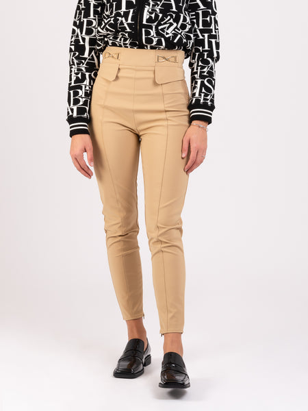 Pantaloni cammello con patte e morsetti