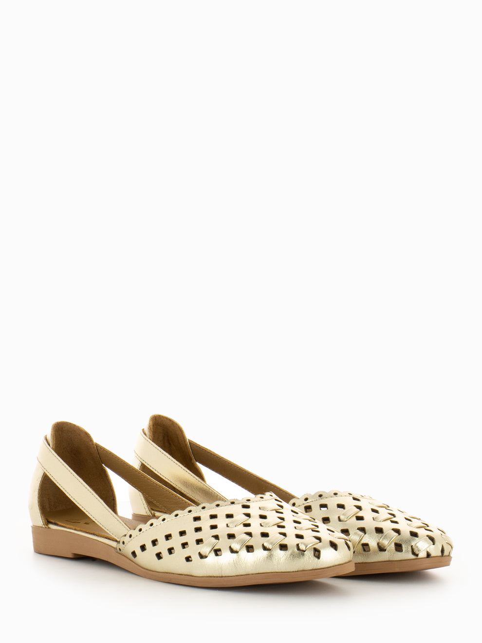 Perforated ballerinas in platinum laminate