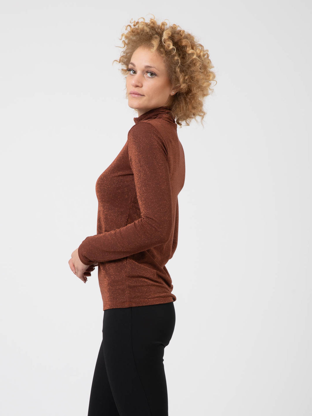 Maglia collo alto in lurex tabacco