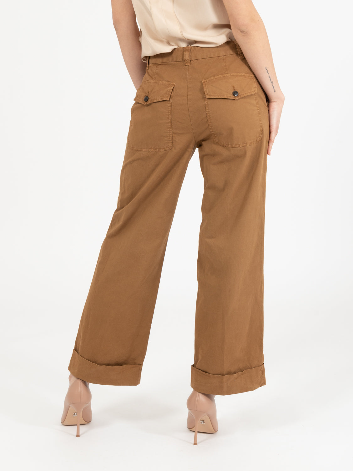 Pantaloni dritti maxi risvolto cammello