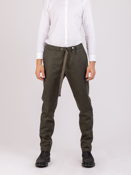 Pantaloni verdi con vita elastica e cinturino