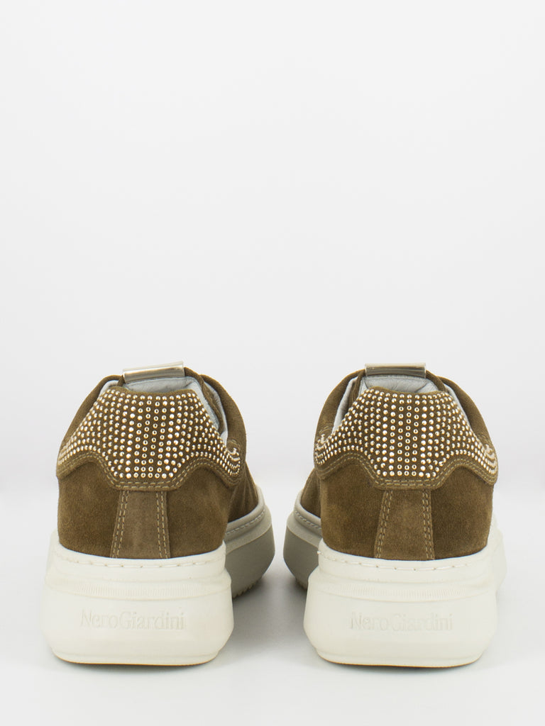 NERO GIARDINI - Sneakers velour malto con microstrass