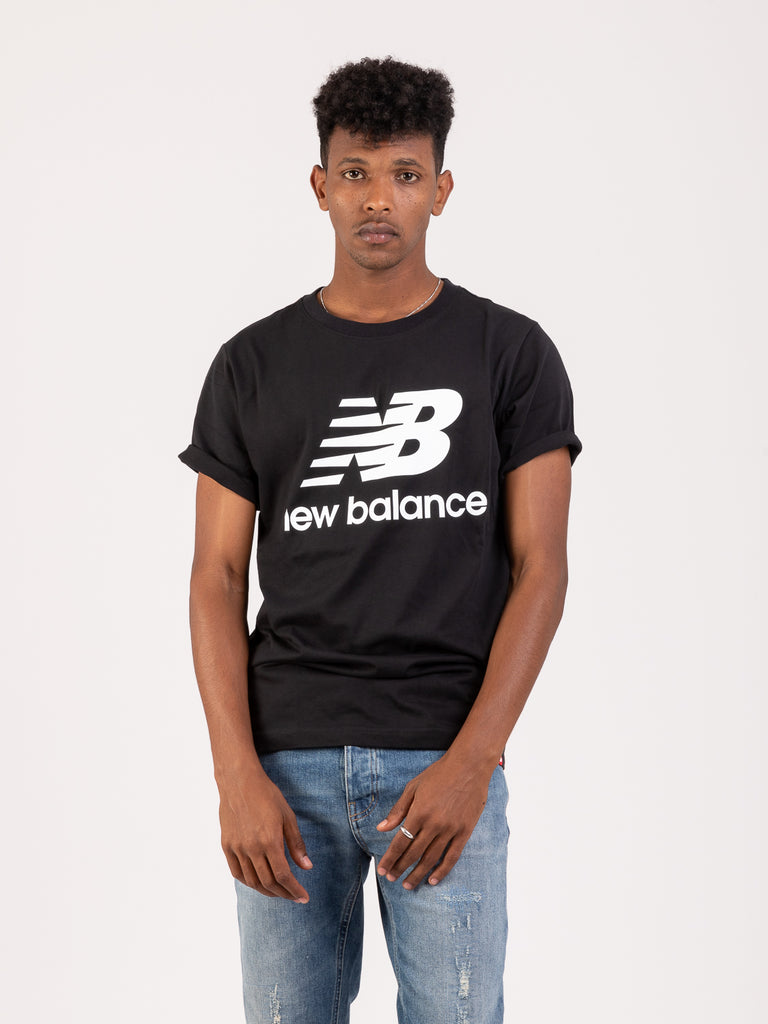 NEW BALANCE - T-shirt nera con maxi logo