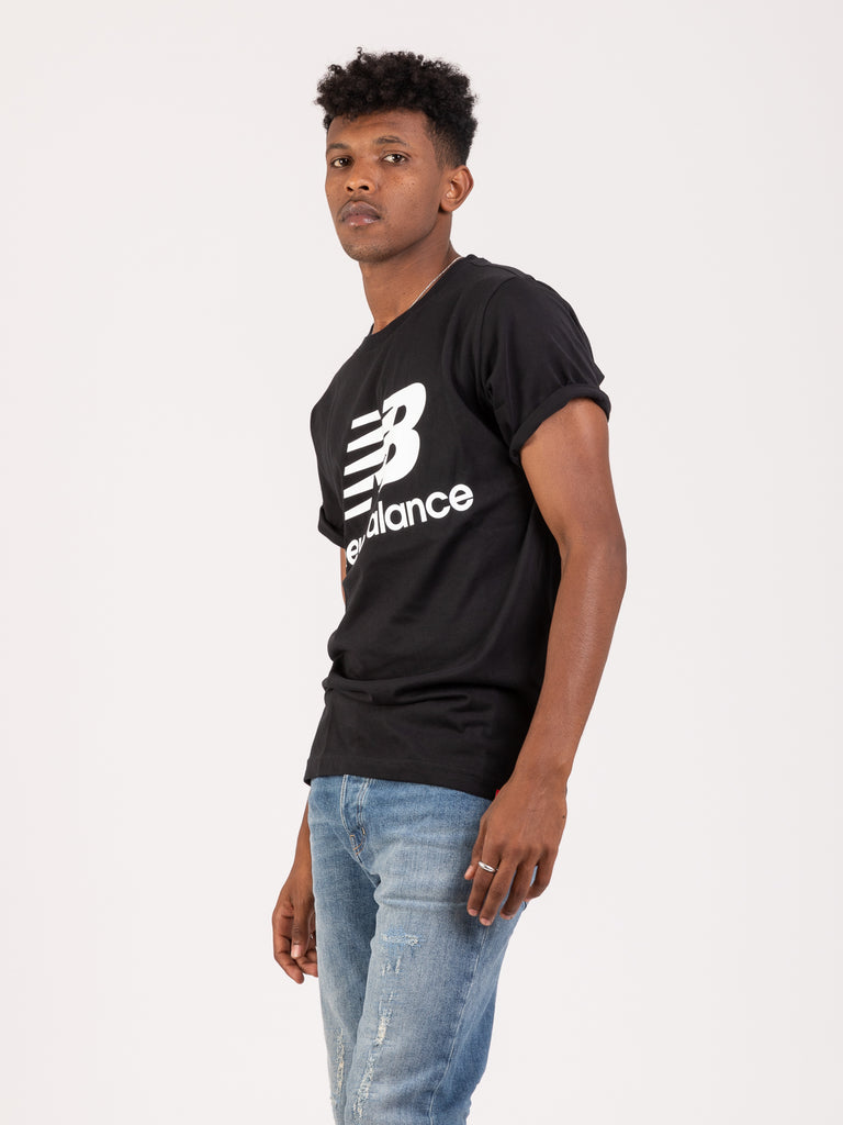 NEW BALANCE - T-shirt nera con maxi logo
