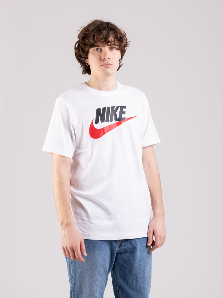 NIKE - T-shirt bianca con logo nero / rosso