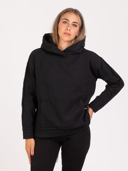 Felpa over hoodie nera con spacco posteriore e scritte