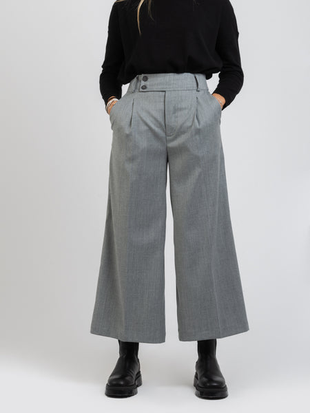 Pantaloni ampi acciaio con fascia e pieghe