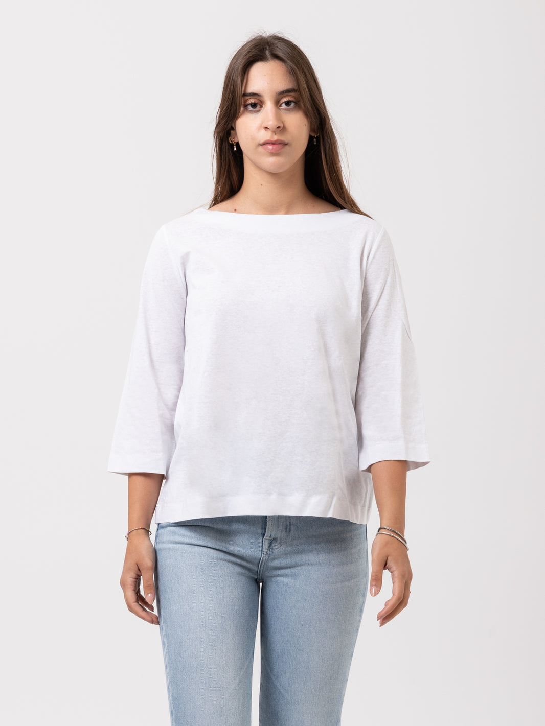 Maglia bianca con scollo a barchetta