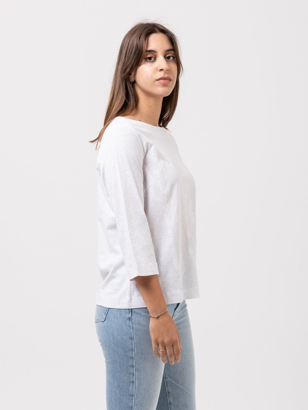 Maglia bianca con scollo a barchetta