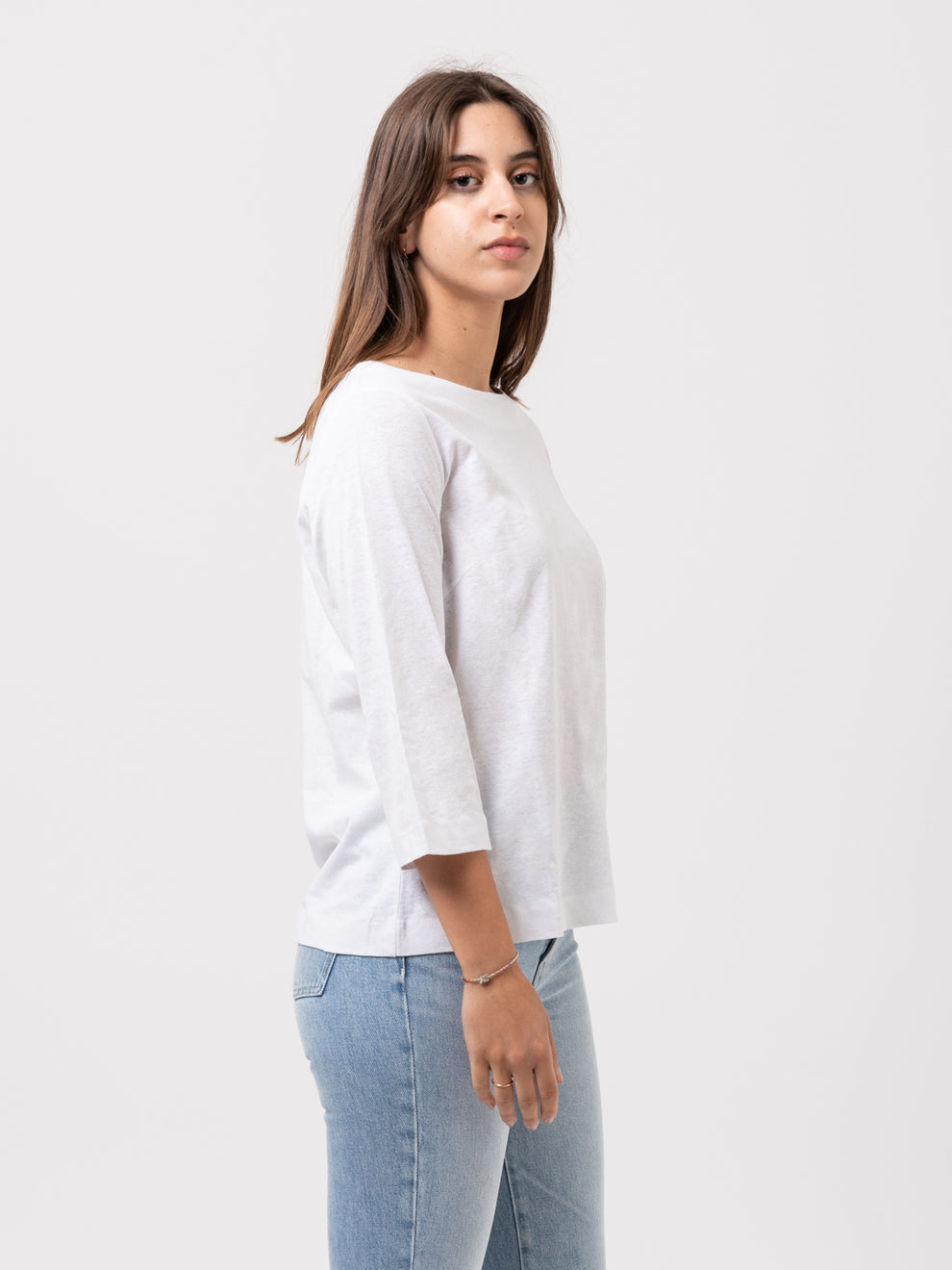 Maglia bianca con scollo a barchetta