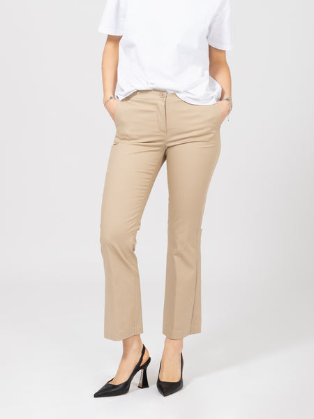 Pantaloni beige con gamba a trombetta