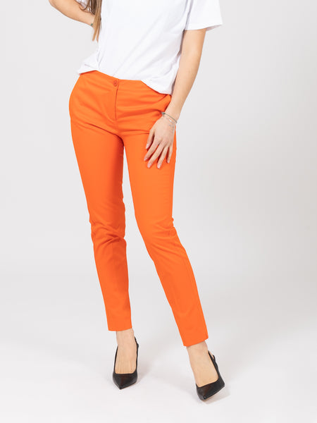 Pantaloni slim arancio con spacchetti sul fondo